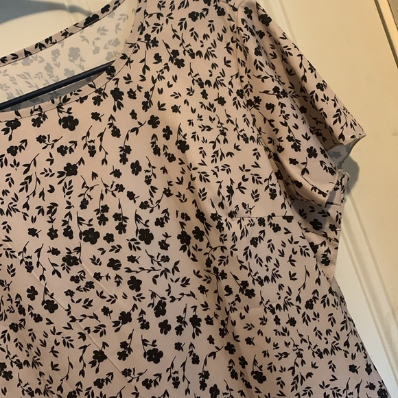 SUPER CUTE 🥰 Tan & Black Floral Print Blouse!! XL - Picture 6 of 16